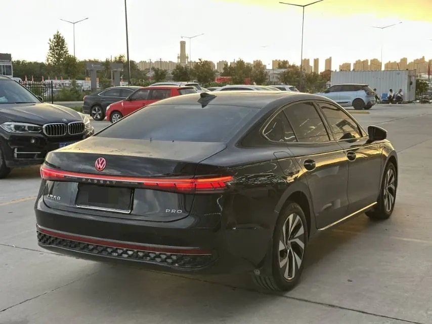 Volkswagen 2025 Passat Pro 2.0TSI 380TSI Star Dragon Edition Automatic 4