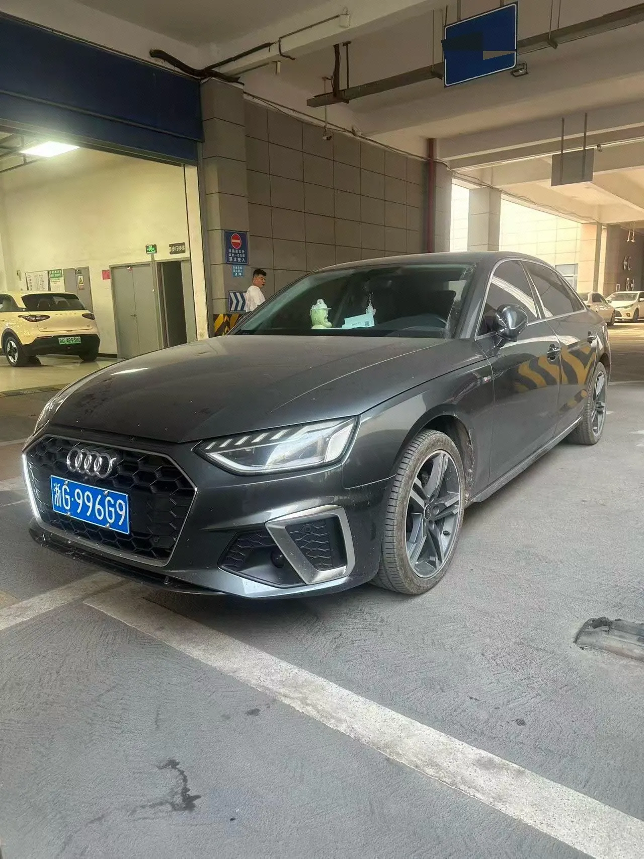 Open image lightbox: Audi 2022 A4L 2.0TFSI 40TFSI Fashion Dynamic Automatic