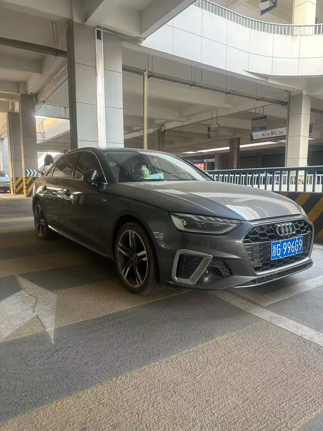 Audi 2022 A4L 2.0TFSI 40TFSI Fashion Dynamic Automatic 2