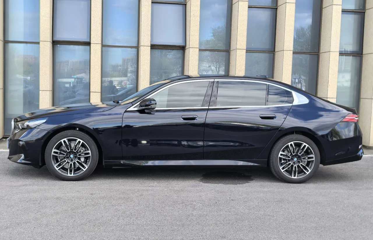 BMW 5 Series 2026 model 530Li 48V 2.0T Leading Edition M Sport Package Automatic 4
