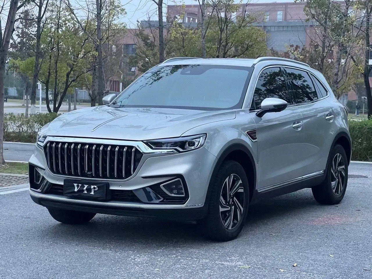Открыть галерею: HongQi 2022 HS5 2.0T Zhilian Flag Edition Automatic Gear