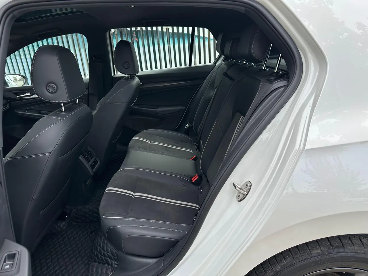Volkswagen 2021 Golf 8 R-Line 1.4TSI 280TSI Automatic 5