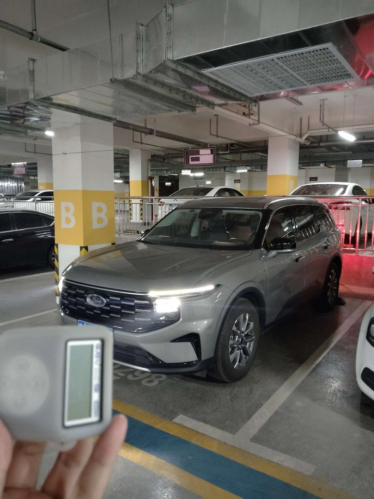 打开图片灯箱:Ford 2025 Ruijie L 2.0T EcoBoost Two-wheel Drive 7-seat Luxury Automatic Gear