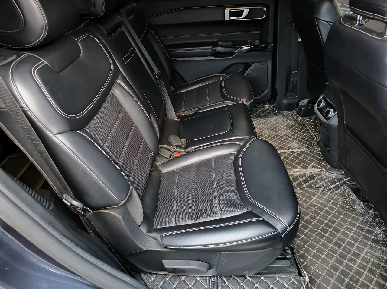 Ford 2023 Explorer 2.3T EcoBoost 285 4-wheel fashion plus 7-seat automatic gear 7