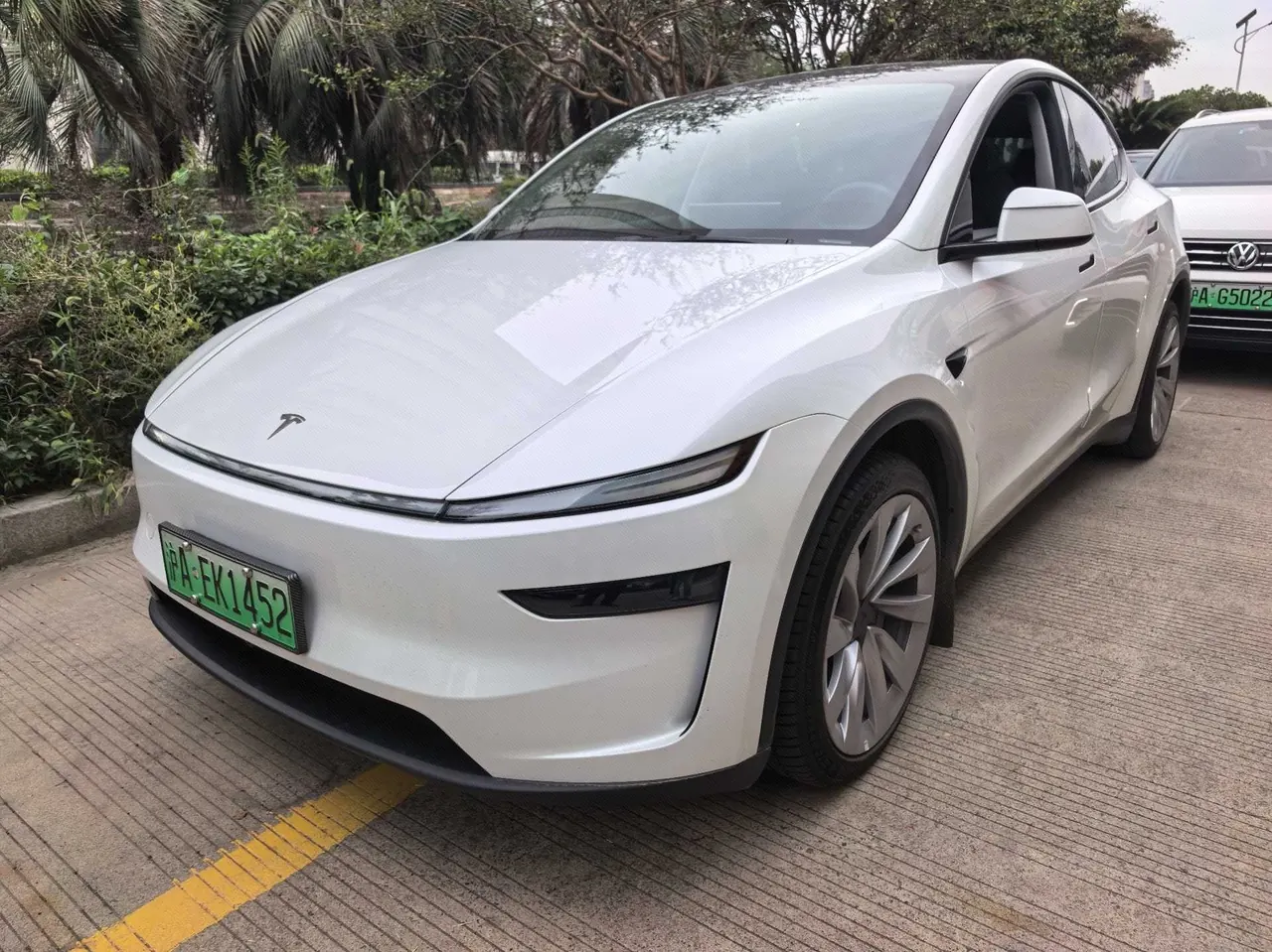 打开图片灯箱:Tesla 2025 Model Y L Long Endurance All-Wheel Drive Automatic Transmission