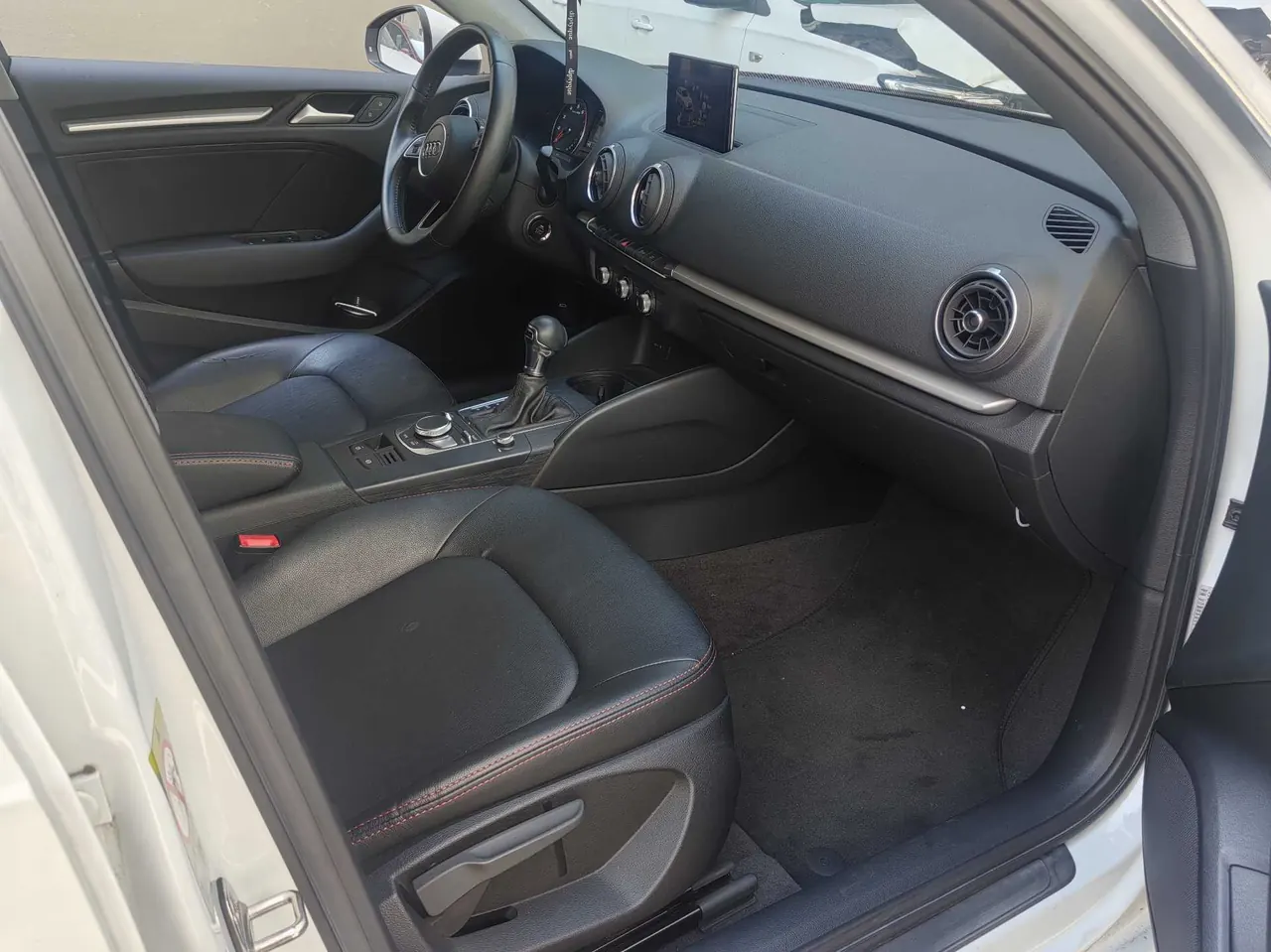 Audi 2020 A3 Sportback 1.4TFSI 35TFSI aggressive automatic gear 3