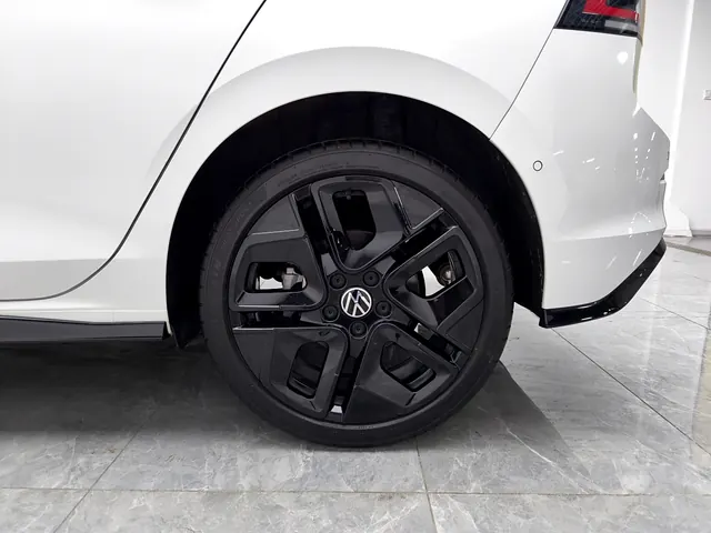 Volkswagen 2025 Golf 8 R-Line 1.5TSI 300TSI Automatic 5