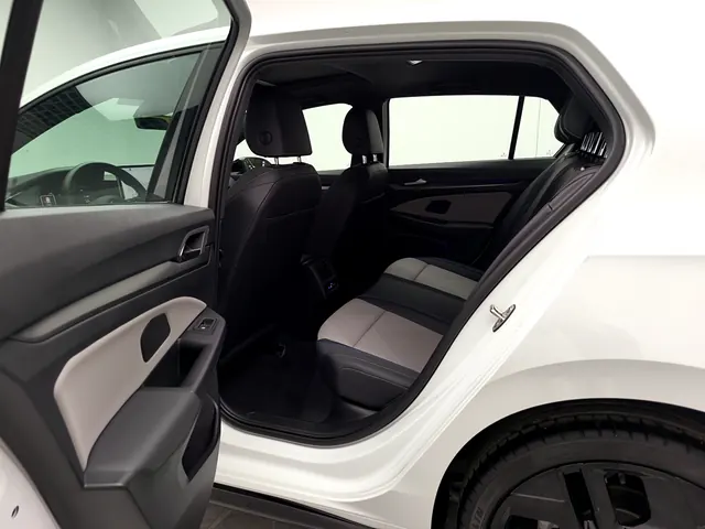 Volkswagen 2025 Golf 8 R-Line 1.5TSI 300TSI Automatic 6