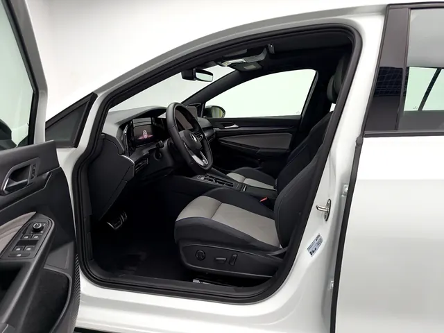 Volkswagen 2025 Golf 8 R-Line 1.5TSI 300TSI Automatic 8