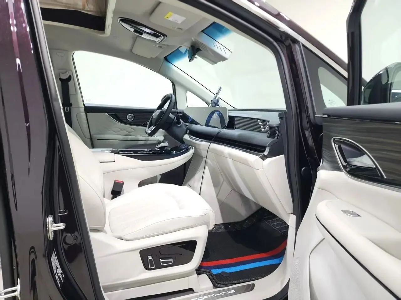 The popular 2026 xinghai V9 1.5TD 200km enjoy version of the four-seat roof camper automatic gear 9