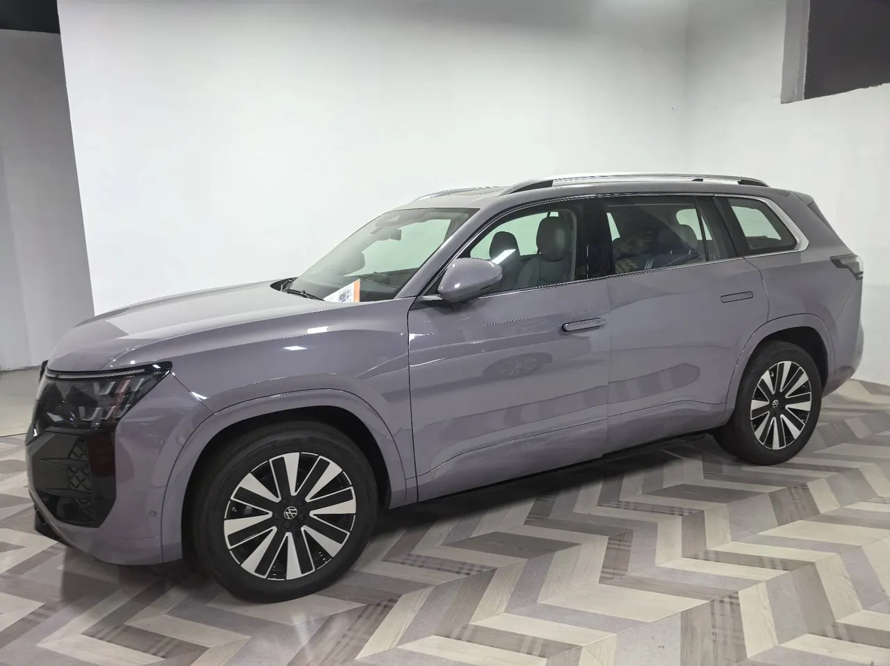 Volkswagen 2025 Touang Pro 2.0TSI 450TSI Four-wheel Drive Vertical and Horizontal Automatic Gear 3