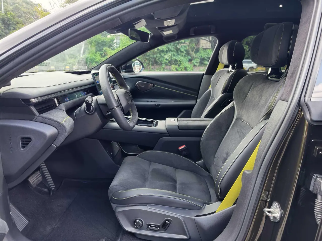 LYNK&amp;CO 2025 LYNK&amp;CO 10 EM-P 1.5T 240 four-wheel drive Ultra sports version automatic gear 4