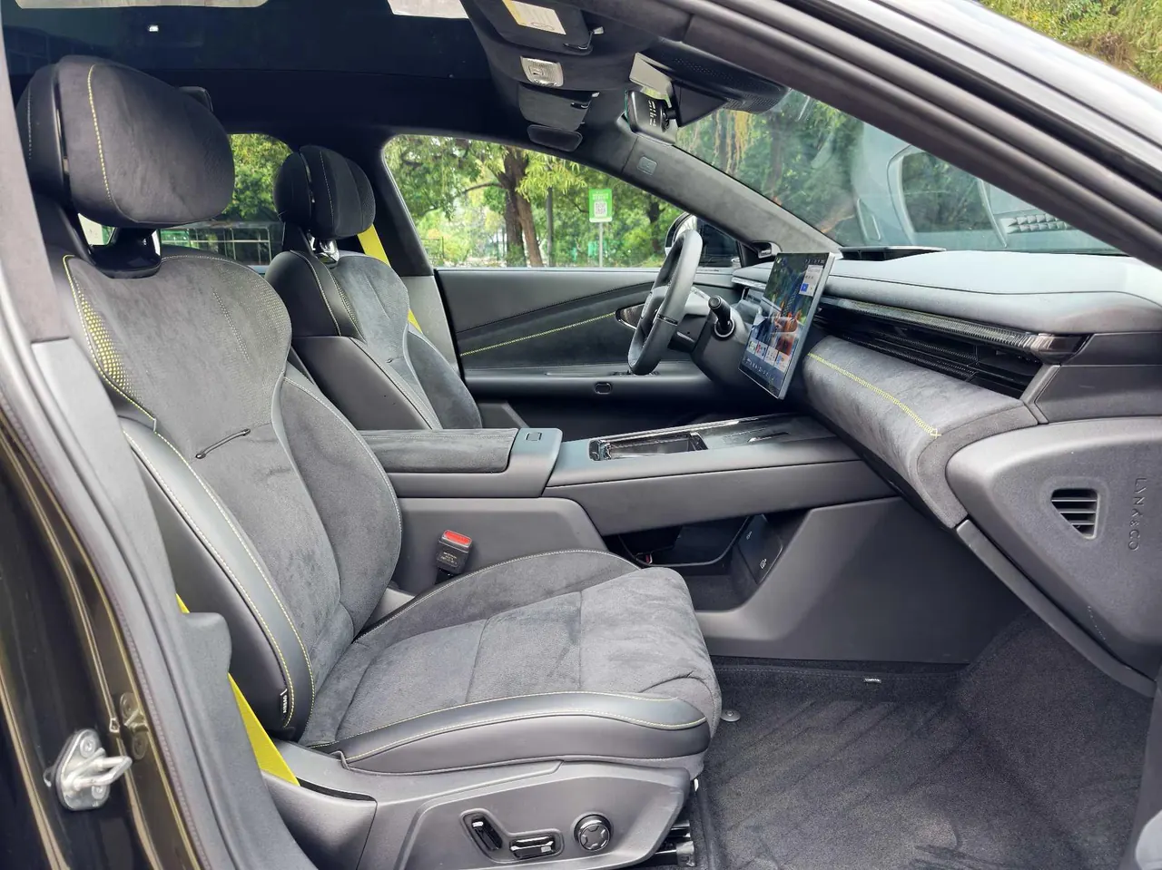 LYNK&amp;CO 2025 LYNK&amp;CO 10 EM-P 1.5T 240 four-wheel drive Ultra sports version automatic gear 6