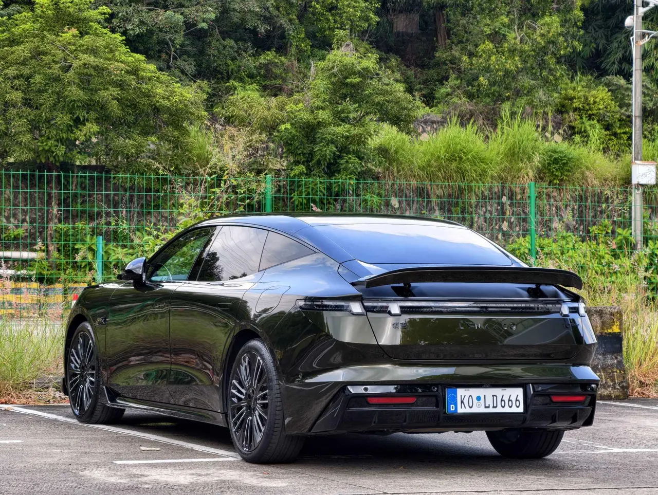 LYNK&amp;CO 2025 LYNK&amp;CO 10 EM-P 1.5T 240 four-wheel drive Ultra sports version automatic gear 9