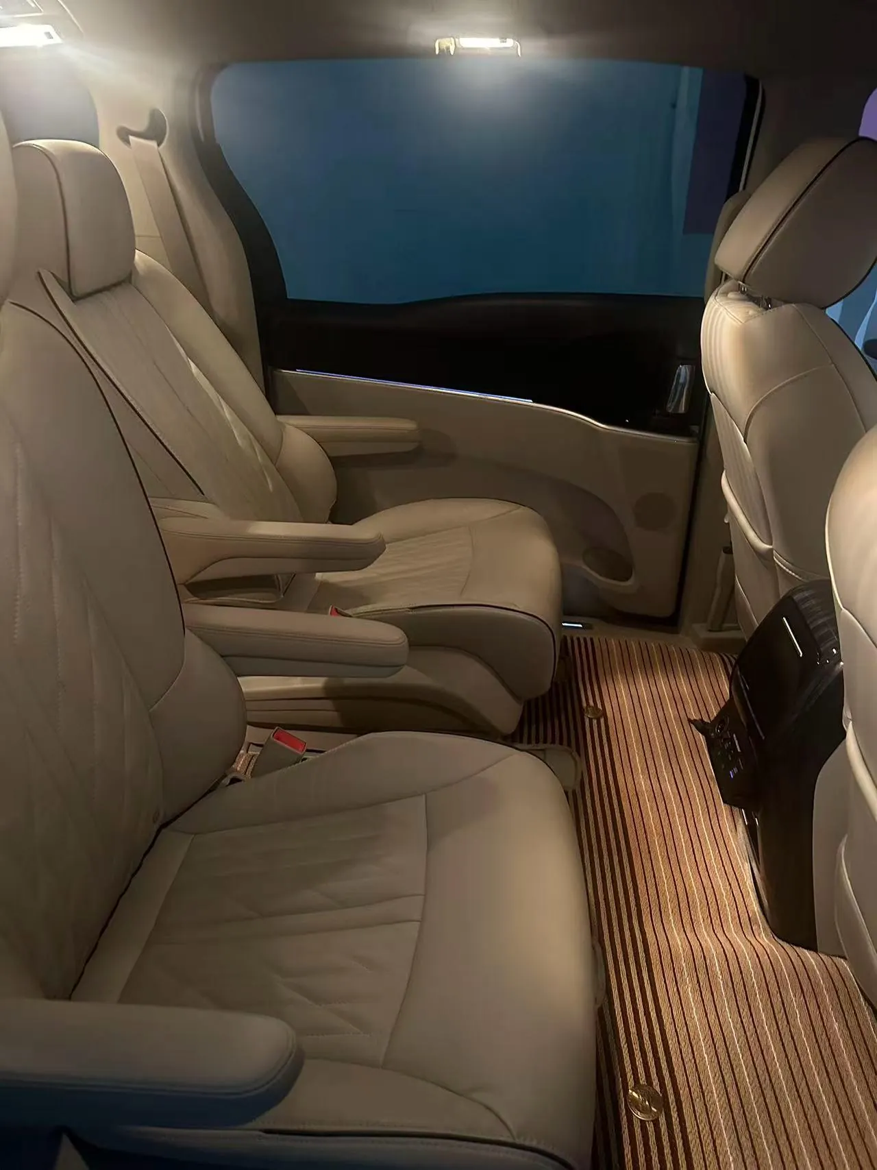 Открыть галерею: Buick 2022 GL8 Land Business Class 48V 2.0T 652T Premium Automatic Gear