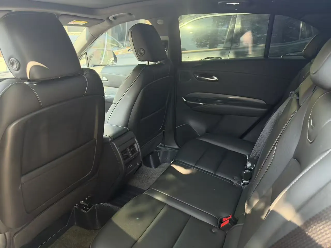 Cadillac 2024 XT4 48V 2.0T 28T Two-Drive Luxury Automatic Gear 3