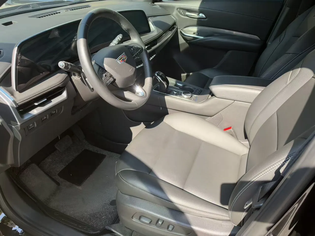 Cadillac 2024 XT4 48V 2.0T 28T Two-Drive Luxury Automatic Gear 4