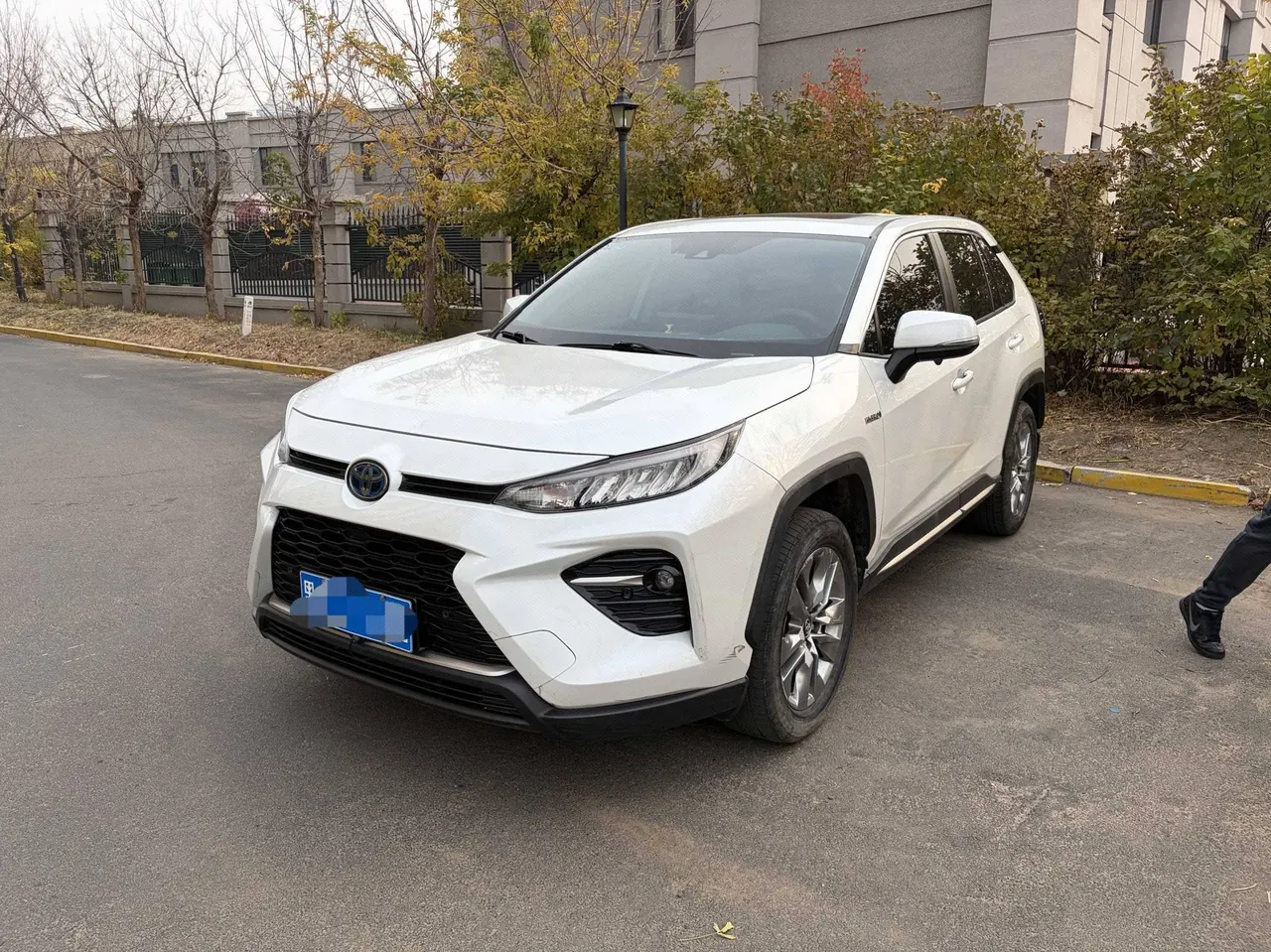 打开图片灯箱:Toyota 2020 Weilanda Dual Engine 2.5 Stepless Two-Drive Deluxe Automatic Gear