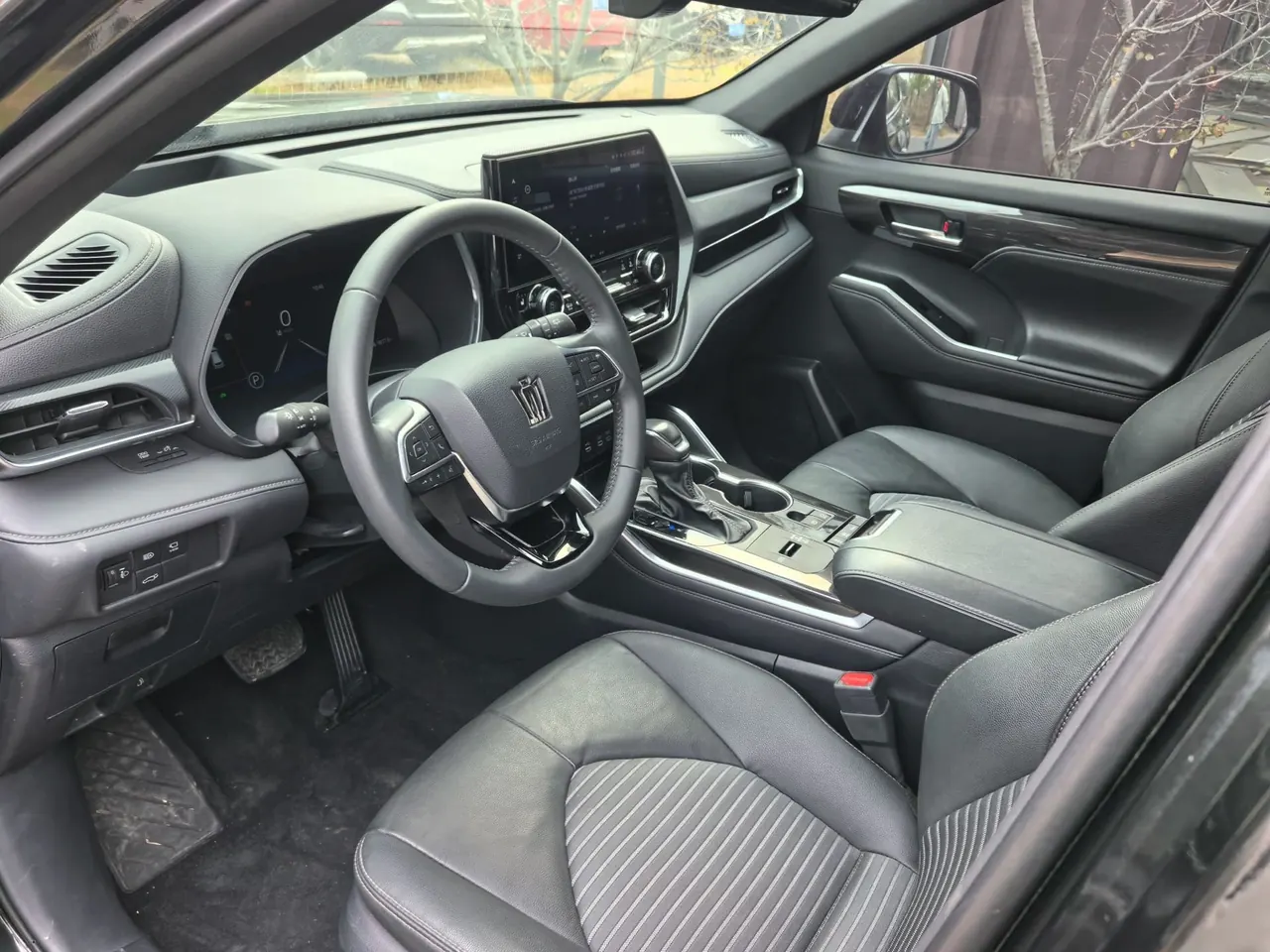 Toyota 2024 Crown Land Release HEV 2.5 Stepless Four-wheel Drive Premium Edition Automatic Gear 4