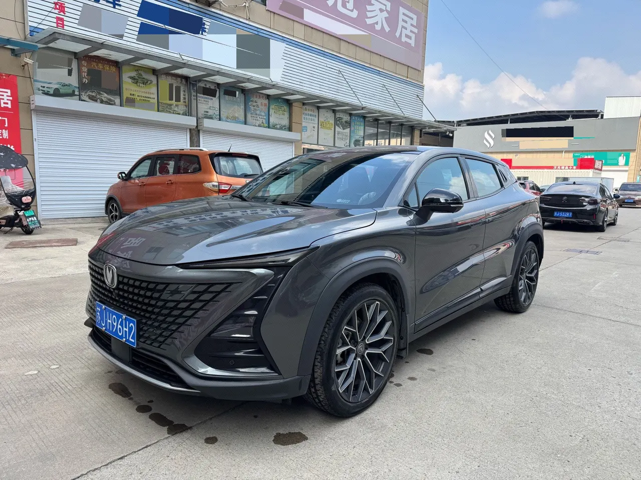 Открыть галерею: ChangAn 2022 UNI-T 1.5T honorable automatic gear