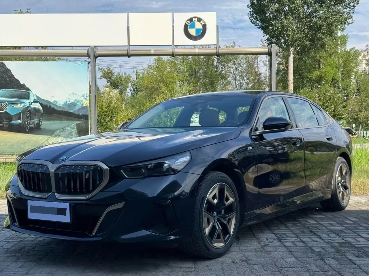 BMW 2024 i5 eDrive 35L M sports suit automatic gear 3