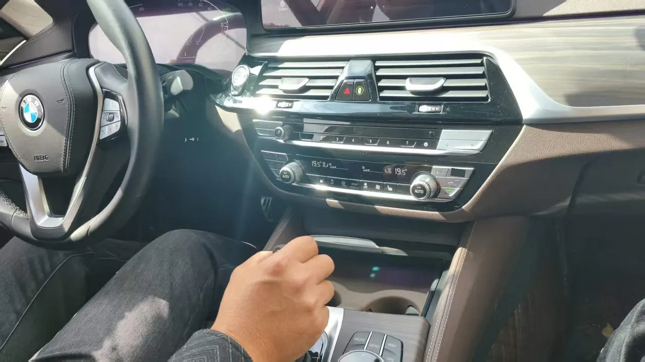 BMW 5 Series 2023 530Li 2.0T Leading Luxury Suit Automatic Gear 3