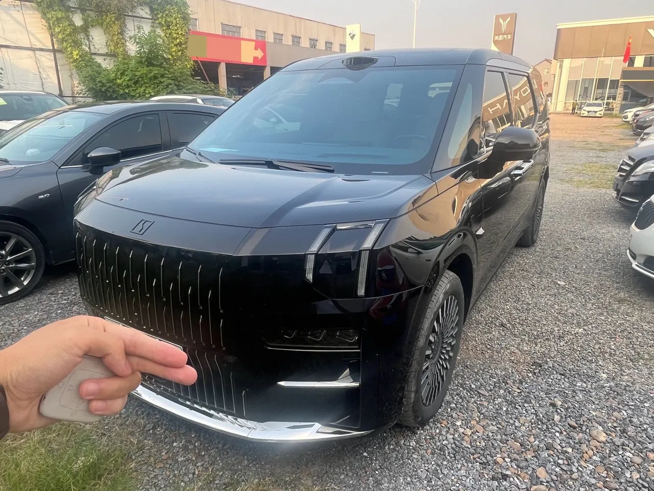 Zeekr 2024 Zeekr 009 six-seat executive version four-wheel drive 108kWh automatic gear - View 1
