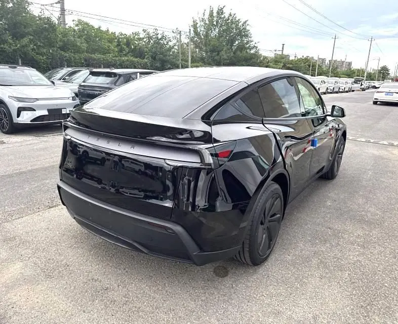 Tesla 2026 Model Y Rear-Wheel-Drive Automatic 5