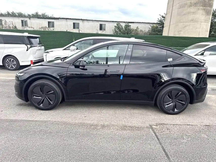 Tesla 2026 Model Y Rear-Wheel-Drive Automatic 7