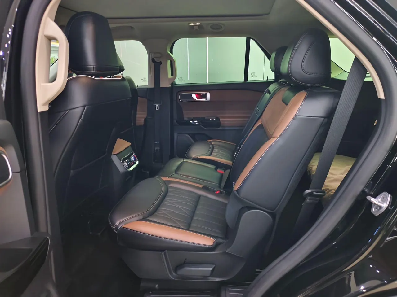 Ford 2023 Explorer 2.3T EcoBoost 285 Four-wheel Drive Titanium Edition 7-seat Automatic Gear 6