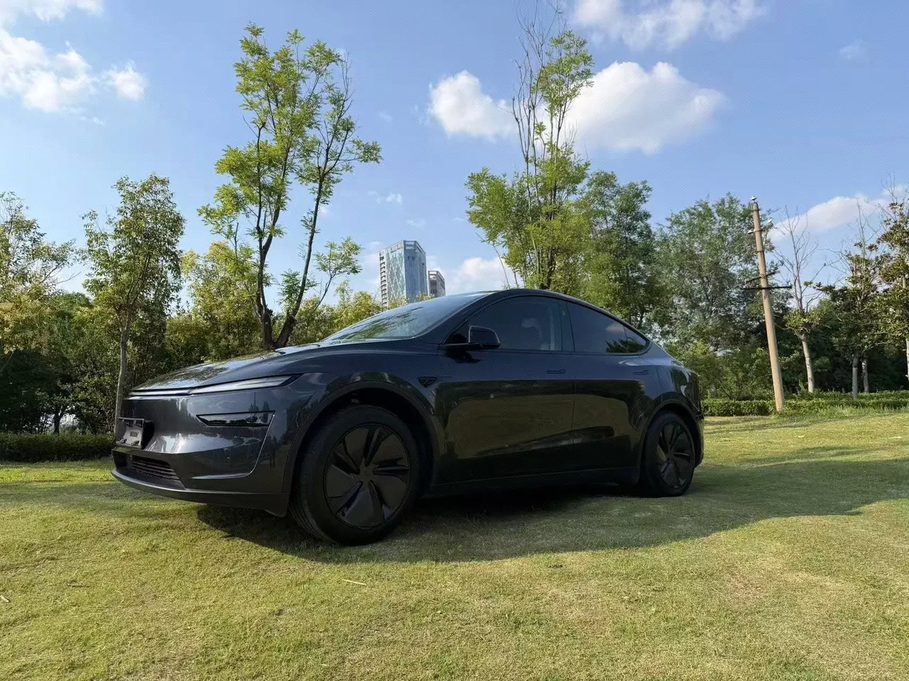 Открыть галерею: Tesla 2025 Model Y rear-wheel drive version automatic transmission