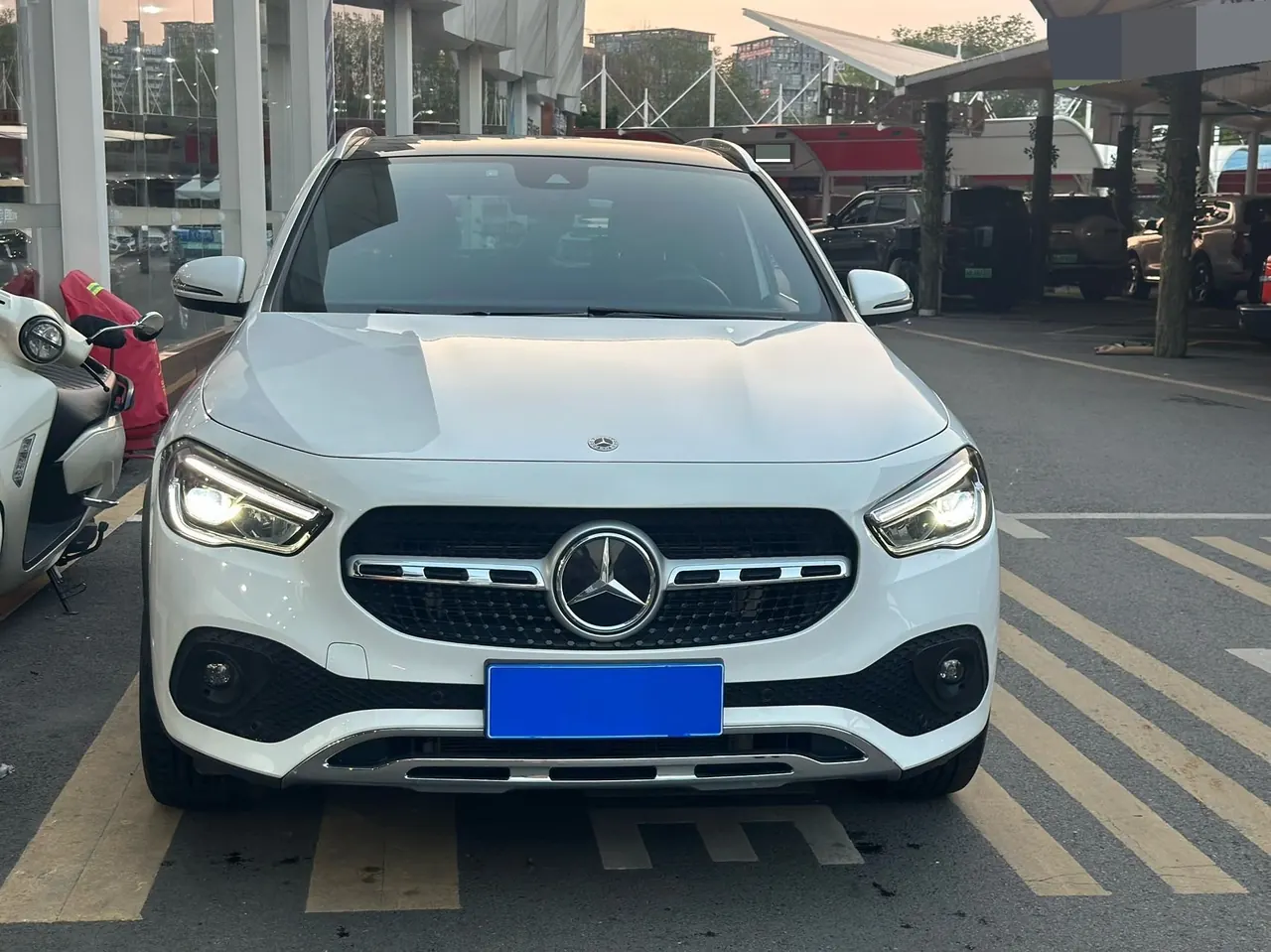 Mercedes Benz 2023 GLA 220 2.0T automatic gear 2