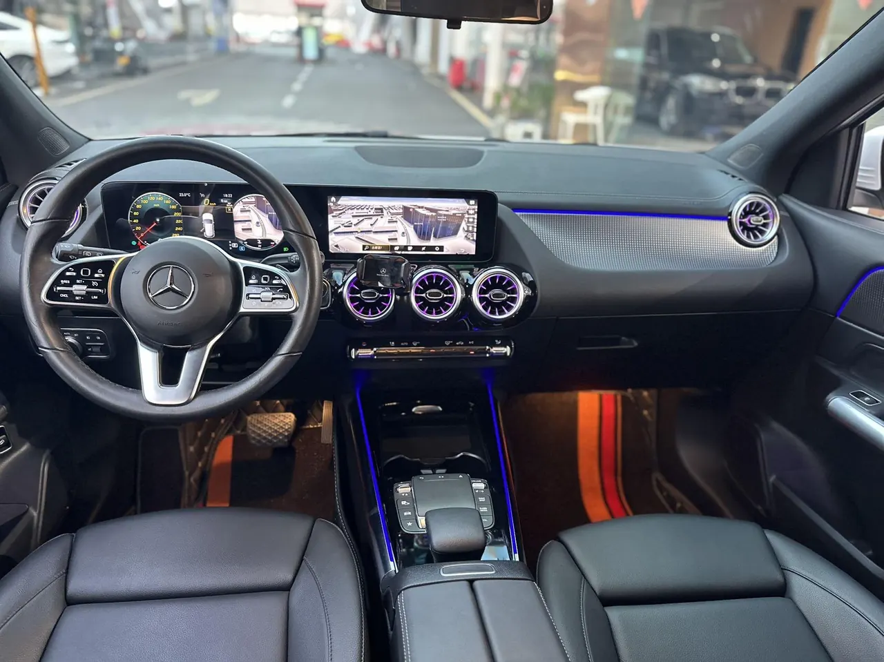 Mercedes Benz 2023 GLA 220 2.0T automatic gear 5