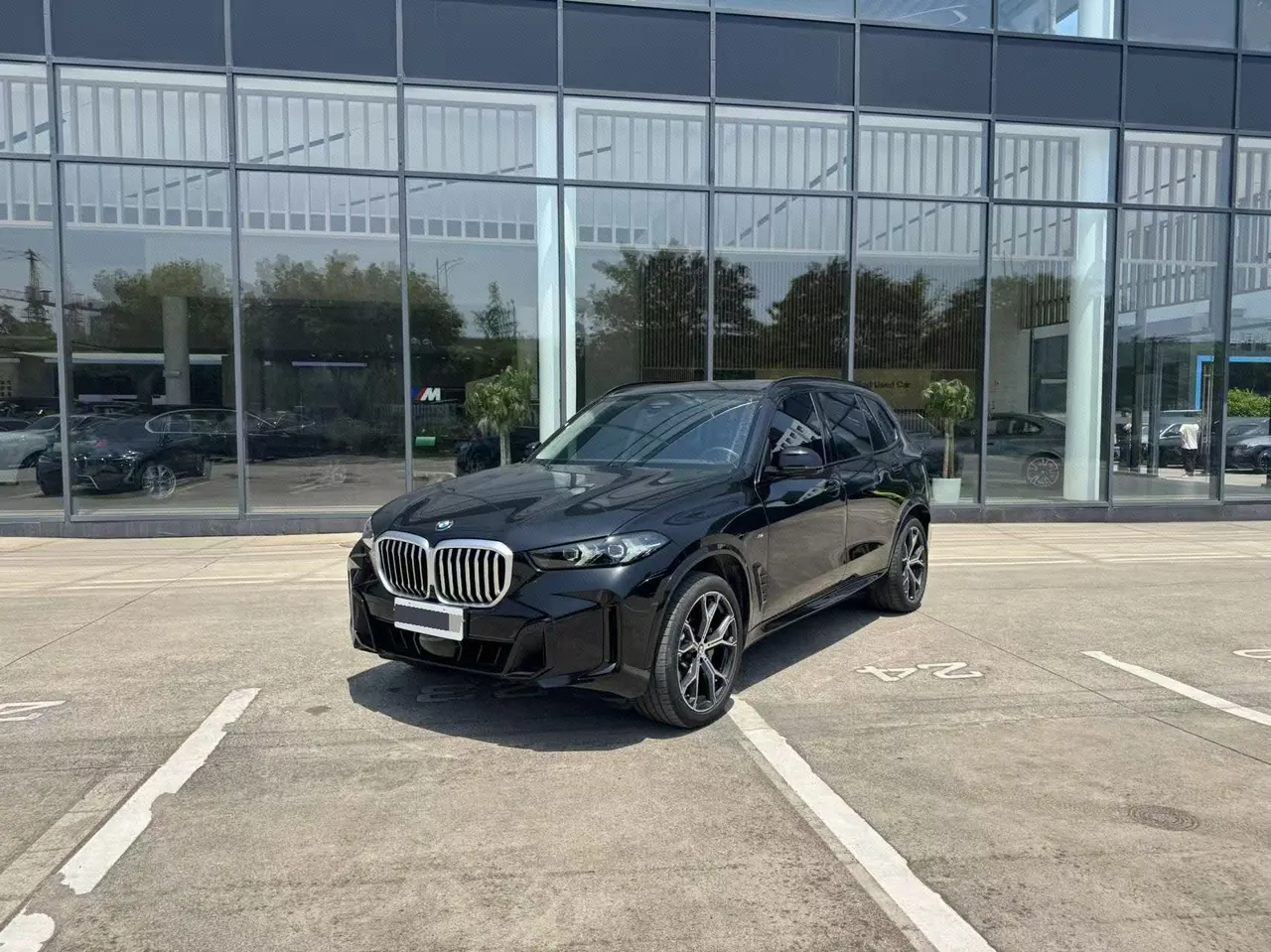 Open image lightbox: BMW 2023 X5 xDrive30Li 48V 2.0T exclusive m sports obsidian night suit automatic gear