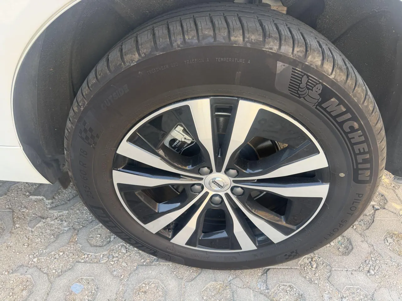 Volvo 2025 XC60 48V 2.0T B5 4-wheel-drive Zhiyi Deluxe Edition Automatic Gear 4