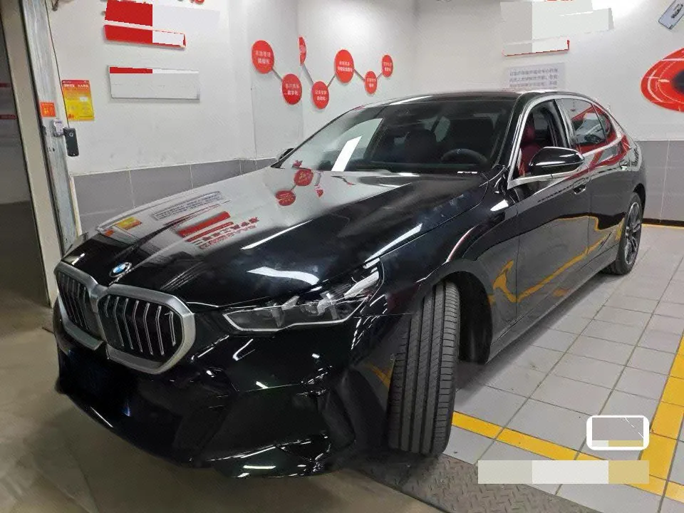 Open image lightbox: BMW 5 Series 2026 model 530Li 48V 2.0T Leading Edition M Sport Package Automatic