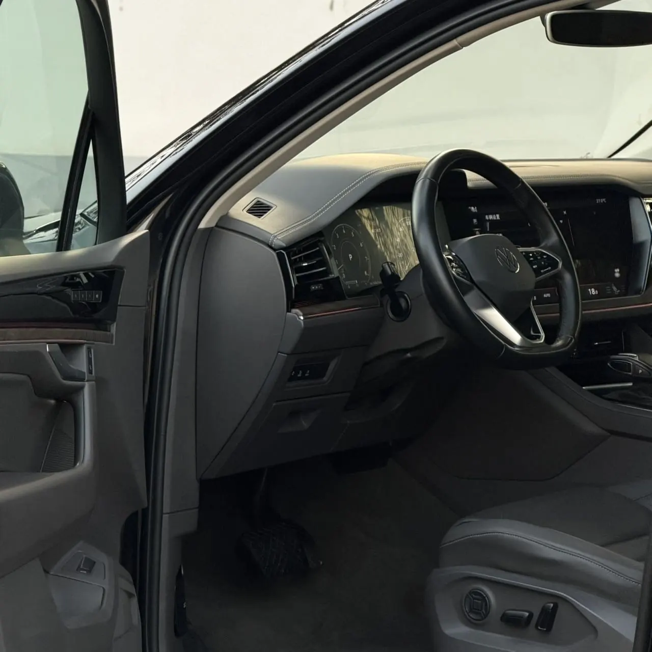 Volkswagen Touareg (Imported) 2021 Touareg 3.0TSI Sharp Edition Automatic Gear 7