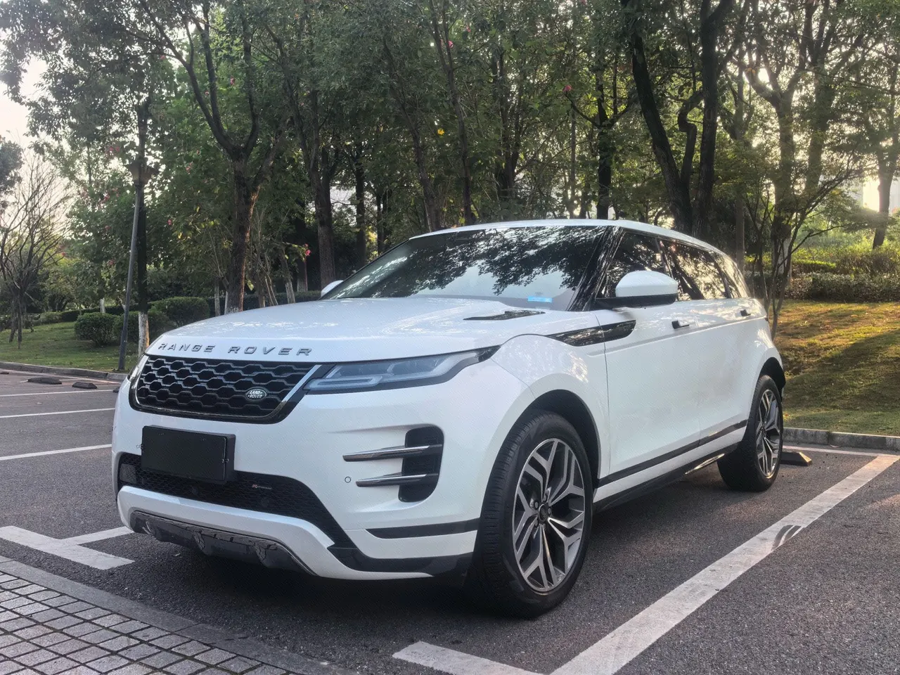 Открыть галерею: Land Rover 2022 Range Rover Aurora L 48V 2.0T 249PS R-Dynamic Deluxe Automatic Gear