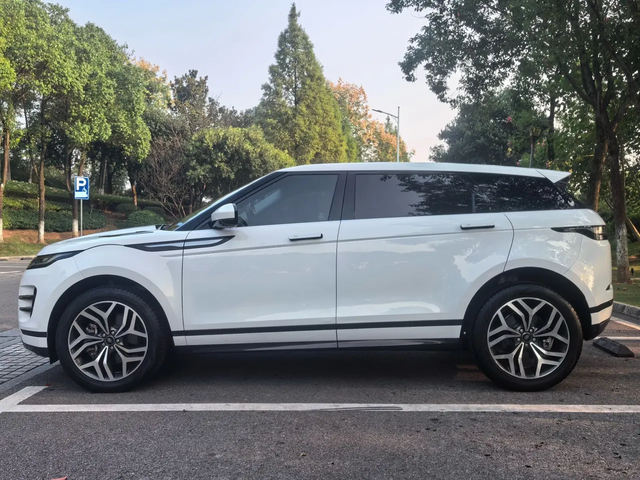 Land Rover 2022 Range Rover Aurora L 48V 2.0T 249PS R-Dynamic Deluxe Automatic Gear 7