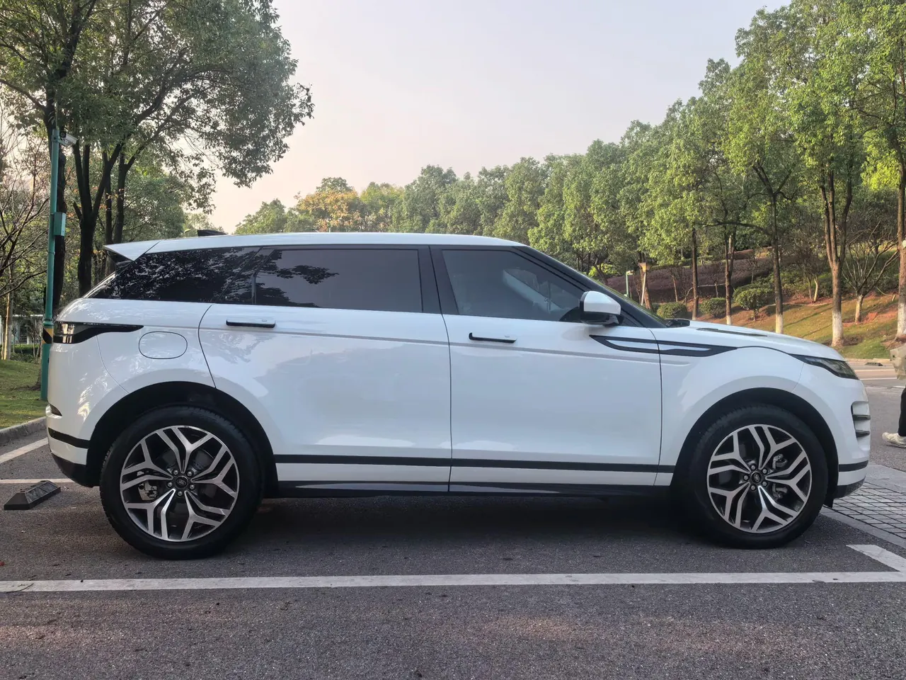Land Rover 2022 Range Rover Aurora L 48V 2.0T 249PS R-Dynamic Deluxe Automatic Gear 8