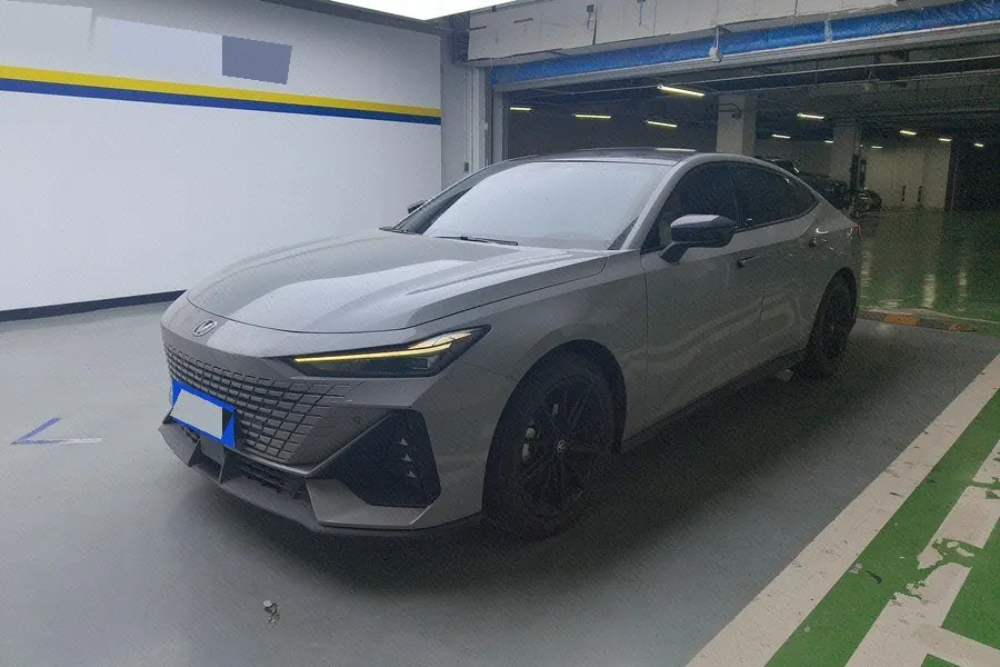 Открыть галерею: ChangAn 2022 UNI-V 1.5T honorable automatic gear