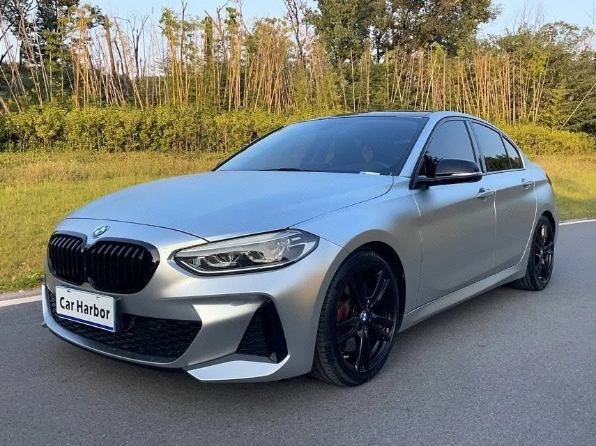 打开图片灯箱:BMW 1 Series 2022 125i 2.0T M Sports Obsidian Night Edition Automatic Gear
