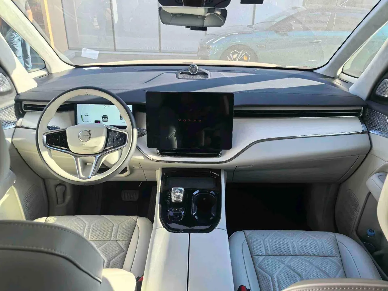 Volvo 2025 EM90 Ultra six-seat automatic gear 3
