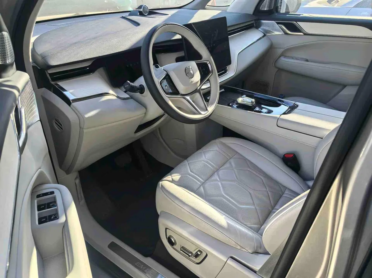 Volvo 2025 EM90 Ultra six-seat automatic gear 4