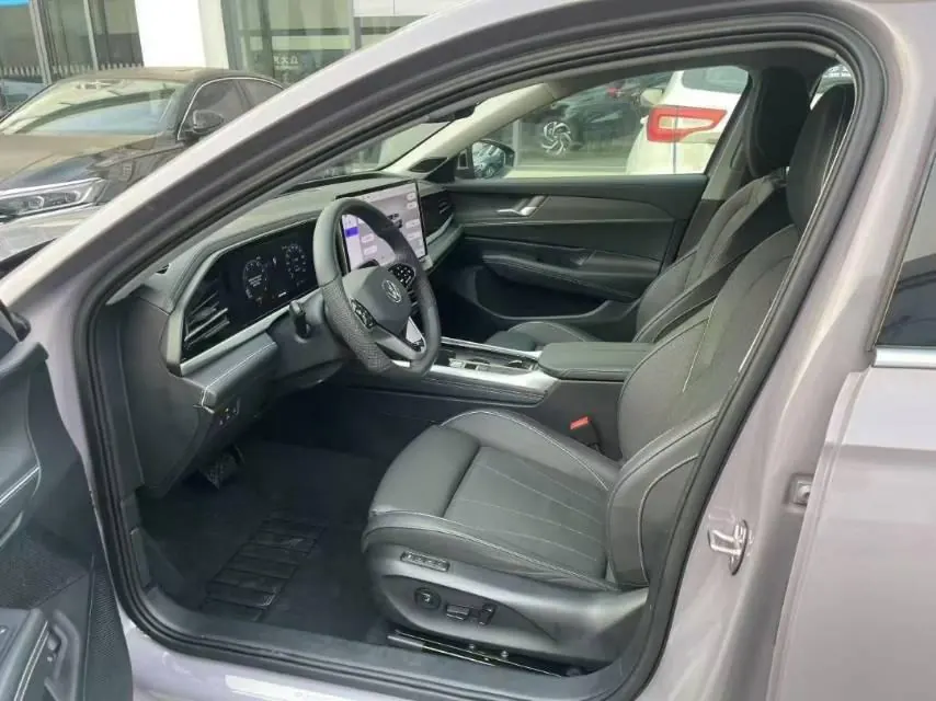 Volkswagen 2025 Passat Pro 2.0TSI 380TSI Star Dragon Edition Automatic Gear 4