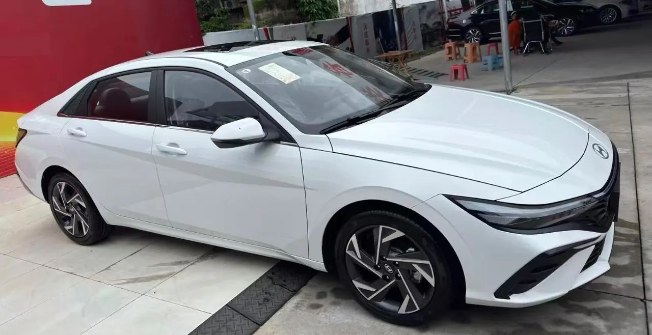 Hyundai 2023 Elantra -3-compartment 1.5 stepless LUX premium automatic gear 3
