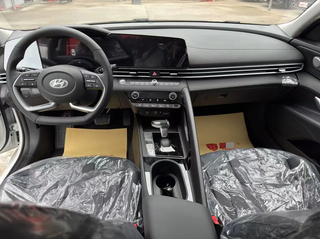 Hyundai 2023 Elantra -3-compartment 1.5 stepless LUX premium automatic gear 5