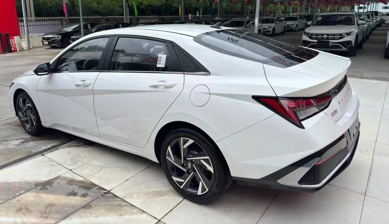 Hyundai 2023 Elantra -3-compartment 1.5 stepless LUX premium automatic gear 7