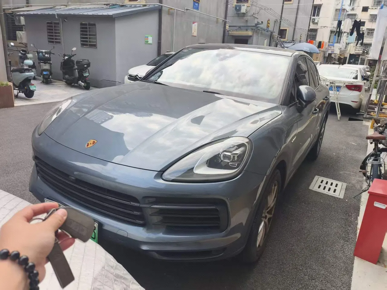 Porsche Cayenne New Energy (Imported) 2020 Cayenne Oil and Electric Hybrid 2.0T Automatic Gear - View 1