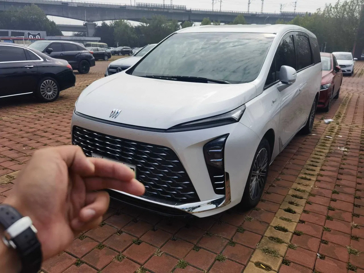 Открыть галерею: Buick 2024 GL8 Lu Zun PHEV 1.5T Exclusive Edition 7-seat Automatic Gear